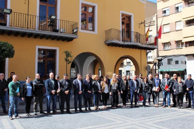 Alcantarilla, al igual que otras ciudades de España, tuvo un minuto de silencio en repulsa del atentado de ayer en la ciudad de Londres - 4, Foto 4