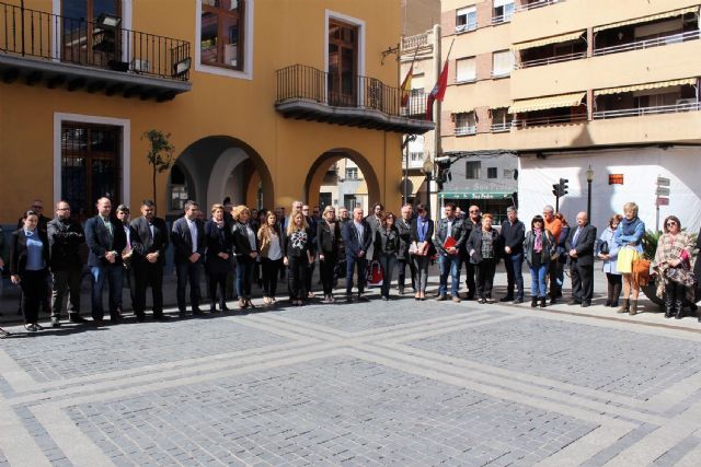Alcantarilla, al igual que otras ciudades de España, tuvo un minuto de silencio en repulsa del atentado de ayer en la ciudad de Londres - 5, Foto 5