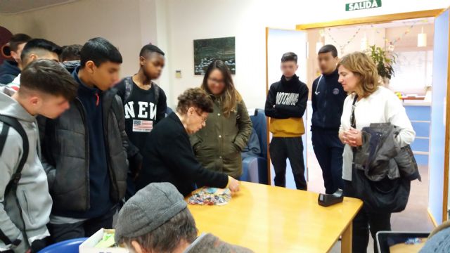 La concejala de Servicios Sociales colabora en la II Semana de Proyectos del IES Miguel Hernndez, Foto 6