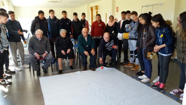 La concejala de Servicios Sociales colabora en la II Semana de Proyectos del IES Miguel Hernndez, Foto 7