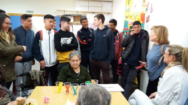La concejala de Servicios Sociales colabora en la II Semana de Proyectos del IES Miguel Hernndez, Foto 8