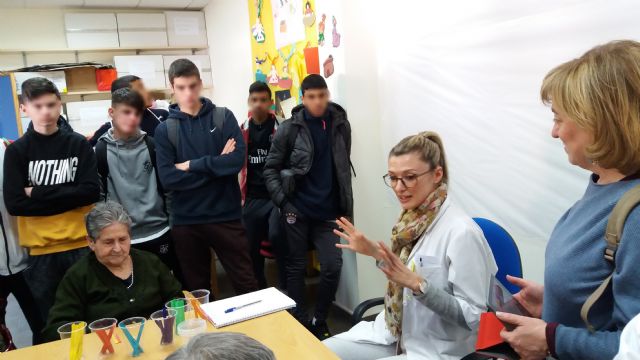 La concejala de Servicios Sociales colabora en la II Semana de Proyectos del IES Miguel Hernndez, Foto 9