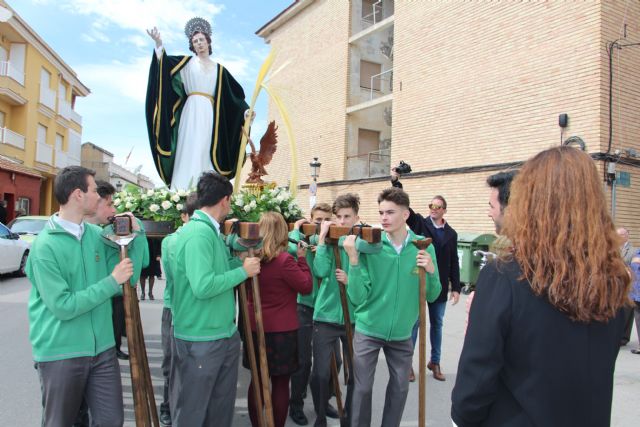 Los alumnos del San Pedro Apóstol trasladan en procesión la imagen de San Juan Evangelista - Semana Santa 2018 - 3, Foto 3