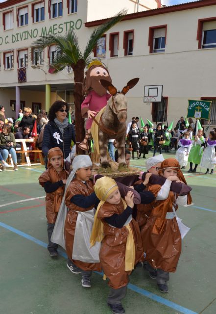 La procesión de 'Los Pasitos' del colegio 'Divino Maestro' cumple con su cita de Semana Santa - 1, Foto 1