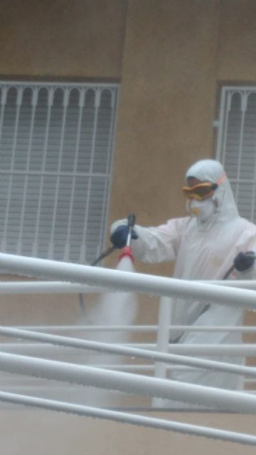 El Ayuntamiento de Molina de Segura y Sercomosa  llevan a cabo labores de desinfección en residencias de personas mayores para prevenir la expansión del COVID-19 - 1, Foto 1