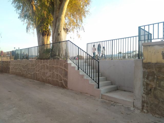 El Ayuntamiento restaura un tramo del muro del Malecón dañado por las raíces de un eucalipto junto a la Aljufía - 1, Foto 1