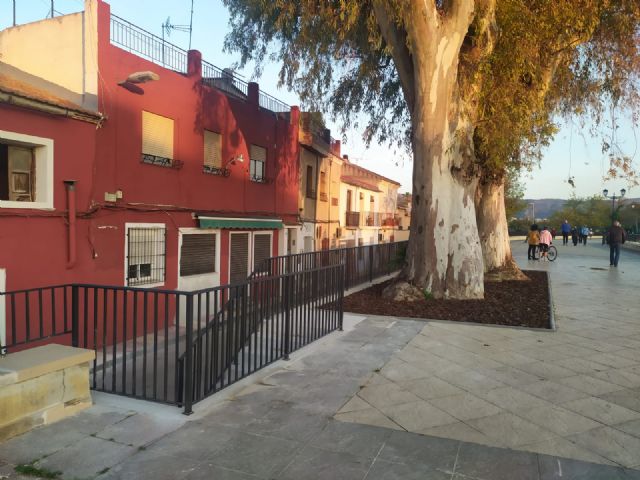El Ayuntamiento restaura un tramo del muro del Malecón dañado por las raíces de un eucalipto junto a la Aljufía - 2, Foto 2