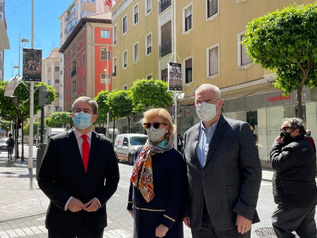 Murcia rinde homenaje a las cofradías murcianas con la exposición de banderolas en distintas calles del casco histórico - 1, Foto 1