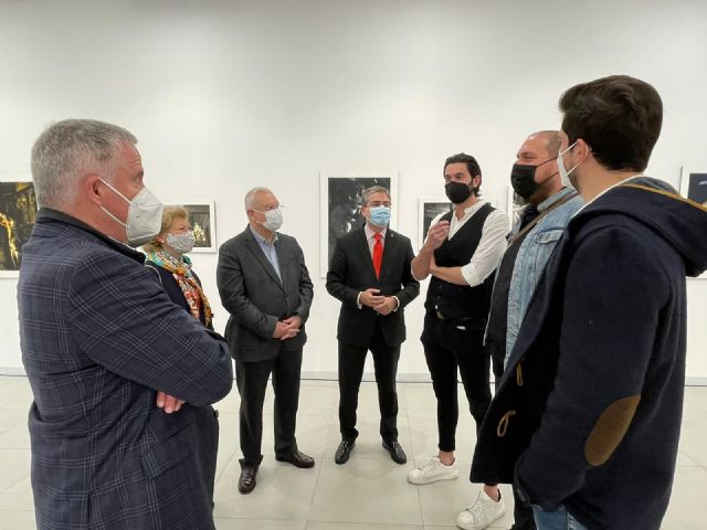 Murcia rinde homenaje a las cofradías murcianas con la exposición de banderolas en distintas calles del casco histórico - 2, Foto 2