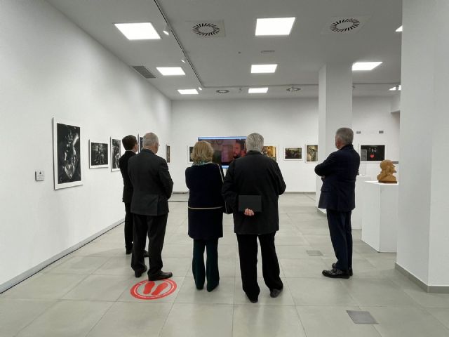 Murcia rinde homenaje a las cofradías murcianas con la exposición de banderolas en distintas calles del casco histórico - 3, Foto 3