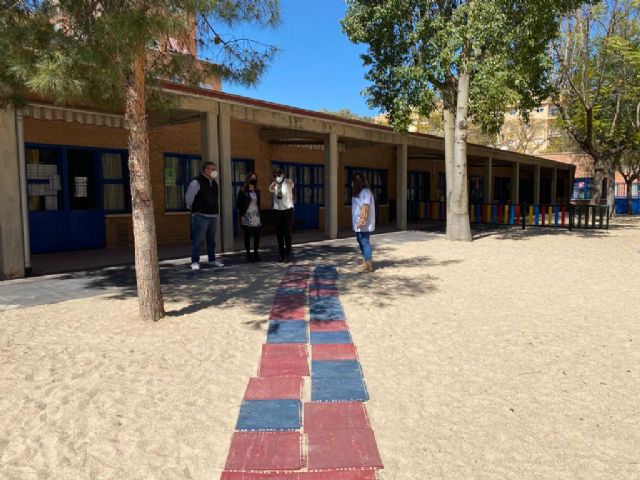 La Escuela Infantil de Santiago el Mayor mejora su acceso por el patio para facilitar la entrada al centro de los usuarios - 1, Foto 1