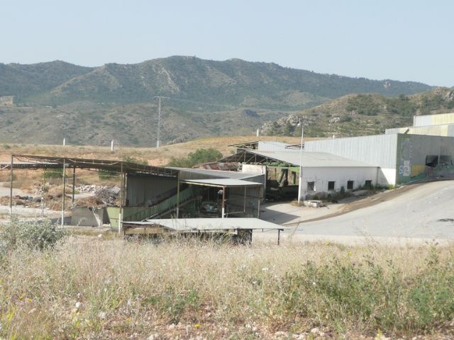 Iu verdes demanda el desmantelamiento y limpieza de la antigua planta de basuras - 1, Foto 1