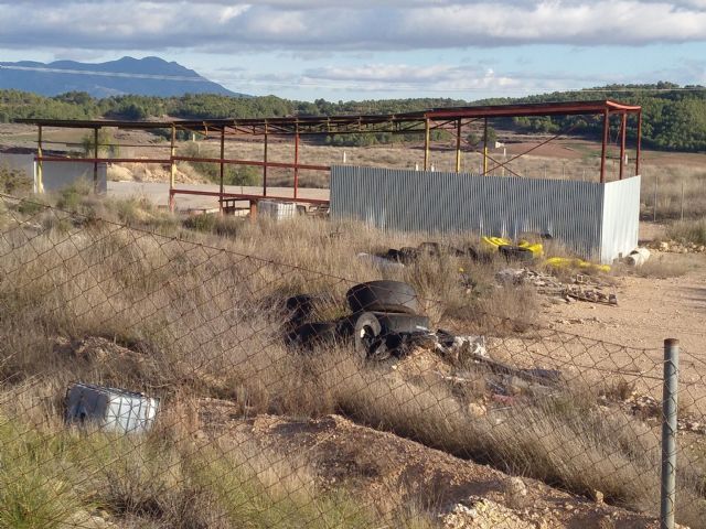 Iu verdes demanda el desmantelamiento y limpieza de la antigua planta de basuras - 4, Foto 4