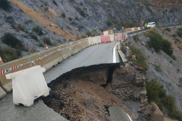 Las lluvias provocan el descalce de un muro de contención en las Cuestas del Cedacero que obliga al cierre de la carretera de Isla Plana - 1, Foto 1