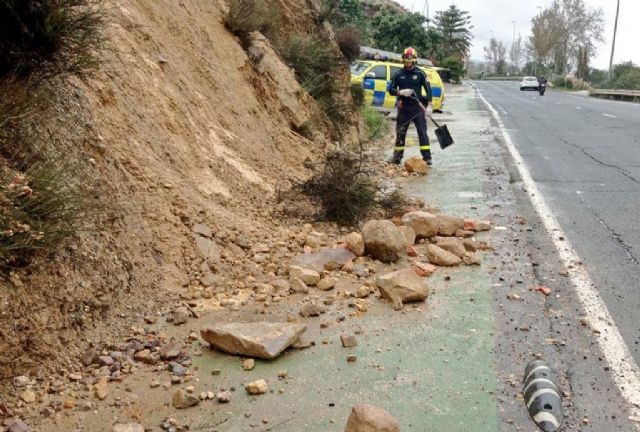 La persistencia de las lluvias en el municipio de Lorca provoca desprendimientos en laderas y algunos elementos en fachadas - 2, Foto 2