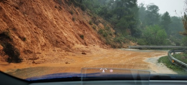 Las lluvias provocan desprendimientos y cortes en la red de carreteras regionales que dan acceso a las pedanas, Foto 2