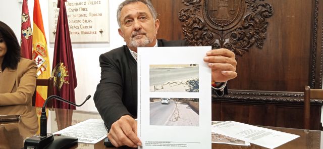 El PP exige que el arreglo del cruce de la carretera del Hinojar, en La Hoya, incluya la reparación del tramo de acera que comunica con la antigua nacional 340 - 1, Foto 1