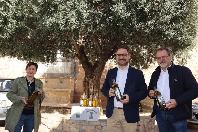 El Ayuntamiento de Lorca dona los 115 litros de aceite procedente de los olivos municipales a 'El Buen Camino' y a las Hermanas Clarisas - 1, Foto 1