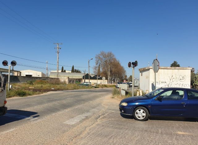 MC: ADIF desprotege el paso a nivel de Pozo Estrecho/La Palma; el maltrato que no cesa - 2, Foto 2