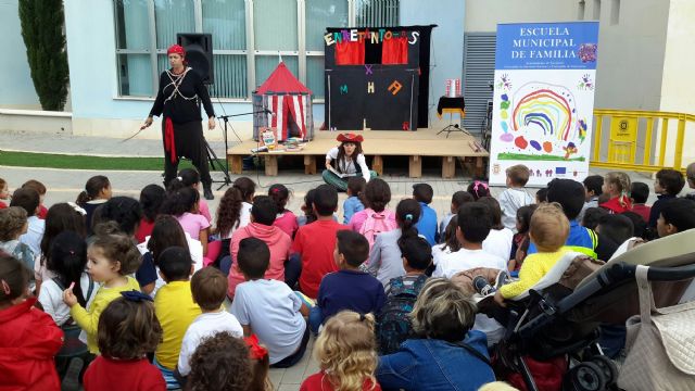 Pasacalles, magia, teatro, premios, un recuerdo a Shakespeare y Cervantes y música para acabar - 3, Foto 3