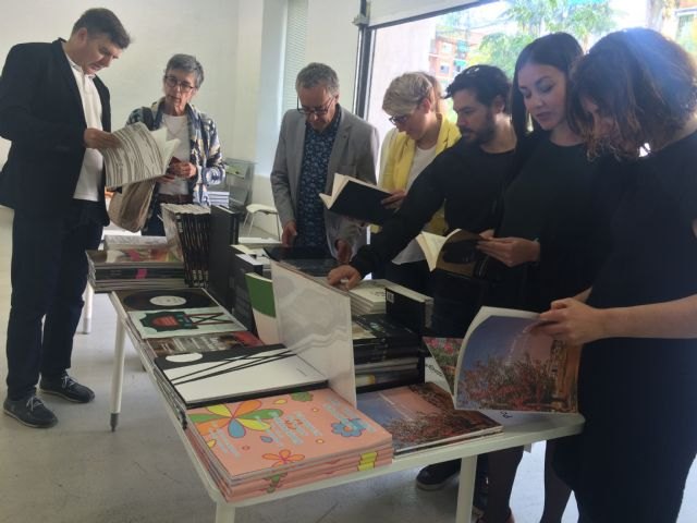 Cultura entrega a la Escuela Superior de Diseño de Murcia una colección de publicaciones del Cendeac - 1, Foto 1