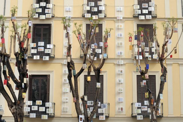 El Museo Ramón Gaya viste la Plaza de Santa Catalina con portadas de ´El Quijote´ y retratos de Cervantes para celebrar el Día del Libro - 1, Foto 1