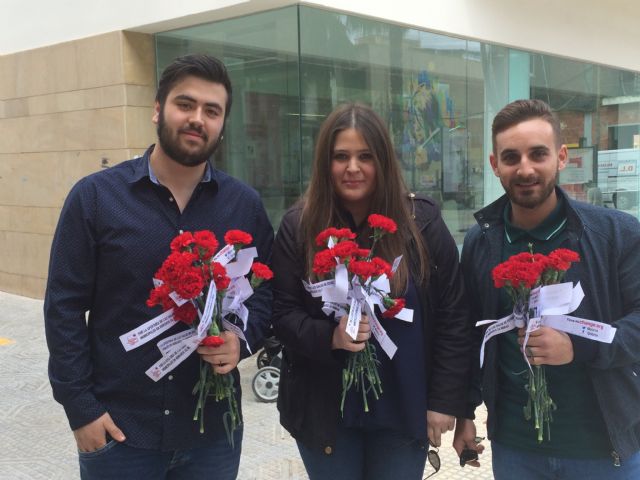 200 claveles rojos por la apertura de las salas de estudio en horario 24 horas en Lorca - 1, Foto 1