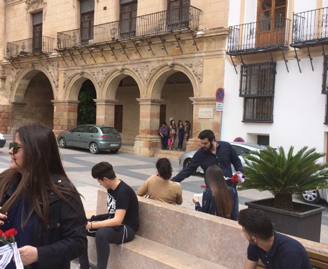 200 claveles rojos por la apertura de las salas de estudio en horario 24 horas en Lorca - 2, Foto 2