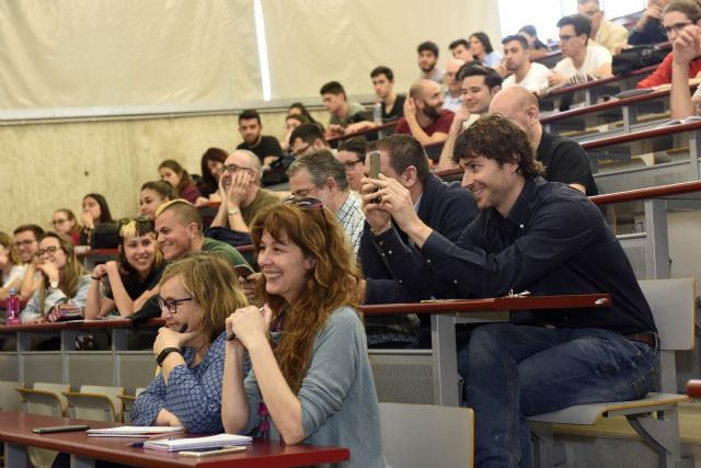 La UMU acoge una conferencia para reflexionar sobre las penumbras del consumo y el desarrollo tecnológico - 2, Foto 2