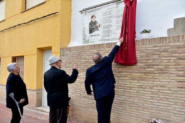 Un mural en la plaza de La Encomienda recuerda para siempre al poeta local Antonio López - 1, Foto 1