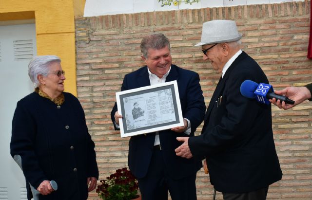 Un mural en la plaza de La Encomienda recuerda para siempre al poeta local Antonio López - 2, Foto 2
