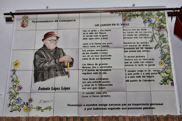 Un mural en la plaza de La Encomienda recuerda para siempre al poeta local Antonio López - 3, Foto 3