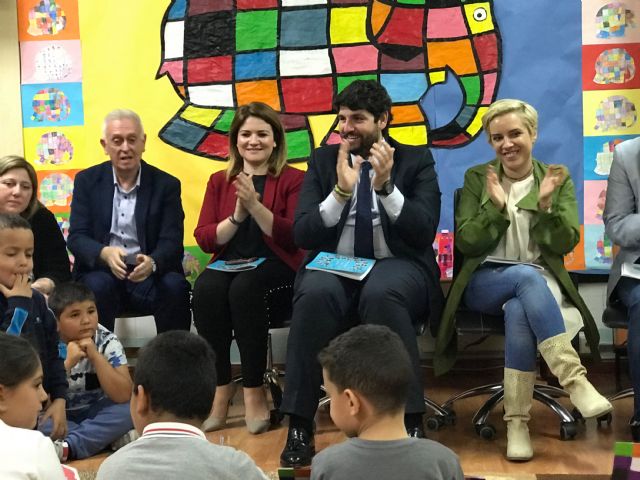 Fernando López Miras participa en Cartagena en los actos organizados por el CEIP Aníbal con motivo del Día del Libro - 2, Foto 2