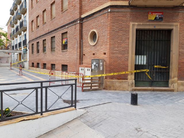 Avanzan los trabajos previos al derribo de la antigua sede de la Comisaría que permitirán la reordenación de la calle Lope Gisbert y mejorar los accesos al parking de San Vicente - 1, Foto 1