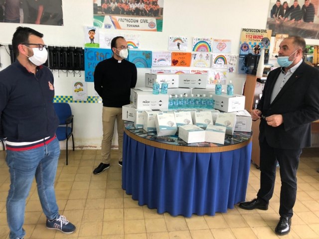 The Hdad. of Our Father Jesus deliver 550 professional masks and more than 140 liters of hydroalcoholic gel to Civil Protection for distribution, Foto 3