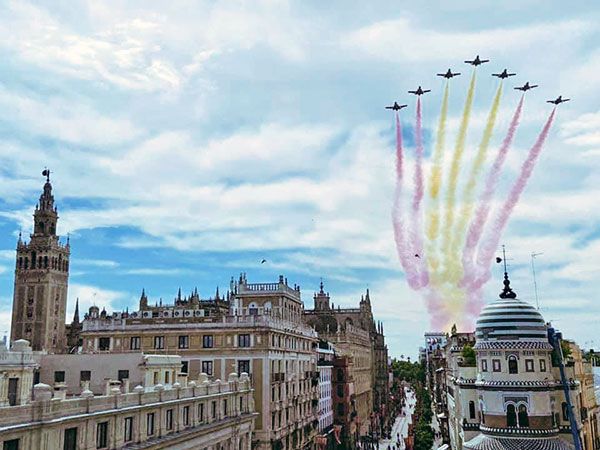 Las siete aeronave de la Patrulla Águila, hicieron tres vuelos rasante que vió toda la ciudad de Sevilla - 1, Foto 1