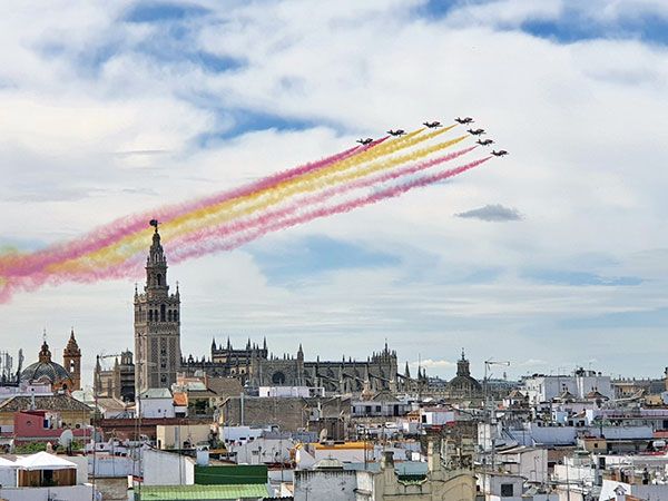 Las siete aeronave de la Patrulla Águila, hicieron tres vuelos rasante que vió toda la ciudad de Sevilla - 2, Foto 2