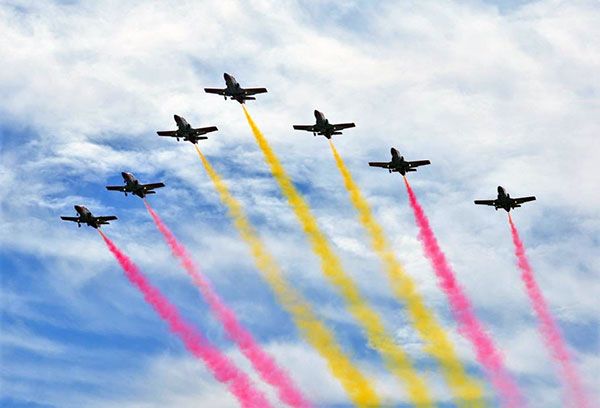 Las siete aeronave de la Patrulla Águila, hicieron tres vuelos rasante que vió toda la ciudad de Sevilla - 3, Foto 3