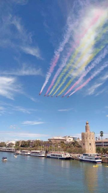Las siete aeronave de la Patrulla Águila, hicieron tres vuelos rasante que vió toda la ciudad de Sevilla - 4, Foto 4