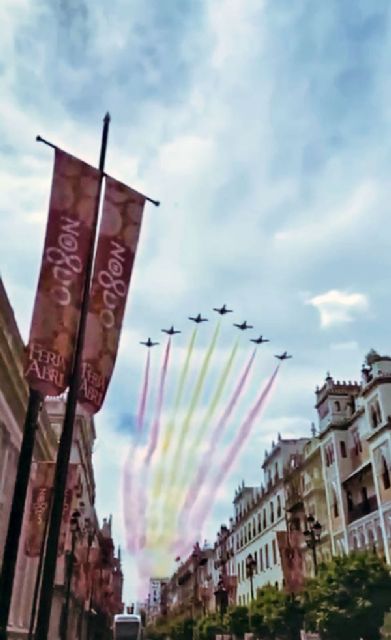 Las siete aeronave de la Patrulla Águila, hicieron tres vuelos rasante que vió toda la ciudad de Sevilla - 5, Foto 5