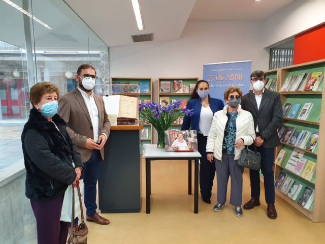 La Biblioteca 'Pilar Barnés' recibe un ejemplar ilustrado de 'El ingenioso hidalgo Don Quijote de La Mancha', de 1894, perteneciente a la escritora lorquina Maruja Sastre - 1, Foto 1