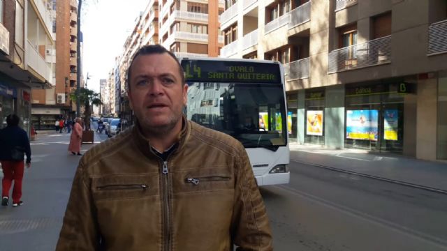 El gobierno regional restituye el día 30 las líneas de autobús, que utilizan los vecinos de las pedanías altas, La Campana y La Escucha, que fueron suspendidas por la pandemia - 1, Foto 1