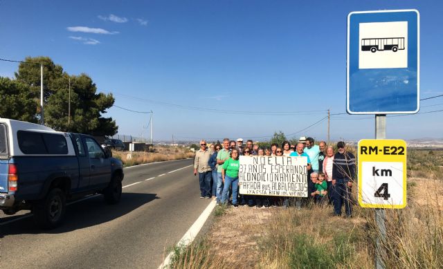 Vecinos de los Albaladejos reclaman al ayuntamiento de Cartagena el acondicionamiento de dos paradas de autobús - 1, Foto 1