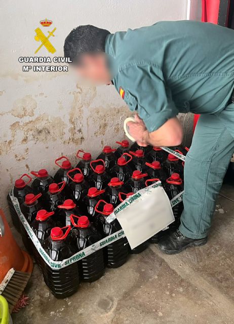 La Guardia Civil detiene a dos personas por importar y comercializar aceite con irregularidades, Foto 1
