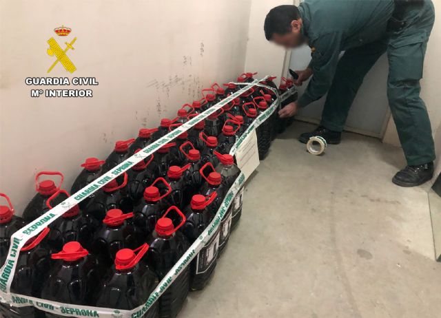La Guardia Civil detiene a dos personas por importar y comercializar aceite con irregularidades, Foto 4