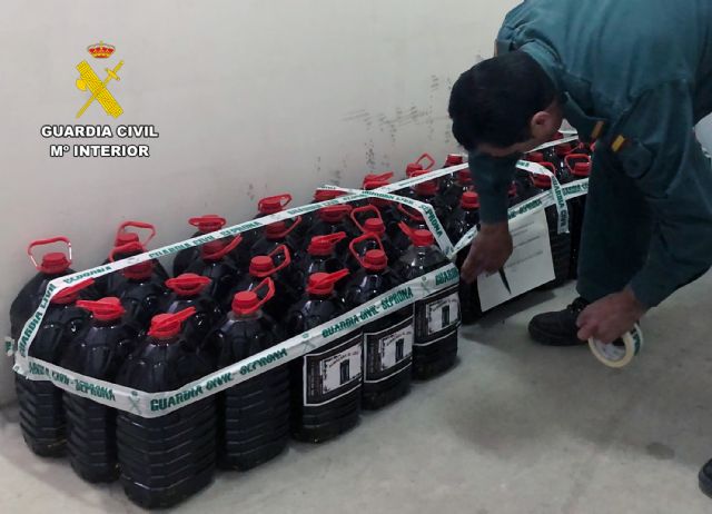 La Guardia Civil detiene a dos personas por importar y comercializar aceite con irregularidades, Foto 5