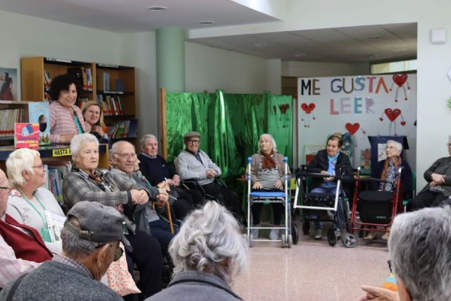 Los usuarios y usuarias del Centro de Día para personas mayores visitan la Biblioteca Municipal con motivo del Día del Libro - 1, Foto 1