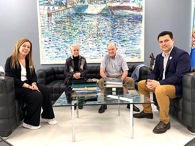 Donan al Ayuntamiento el material didáctico de Ciencias Naturales elaborado por un grupo de maestros locales - 1, Foto 1