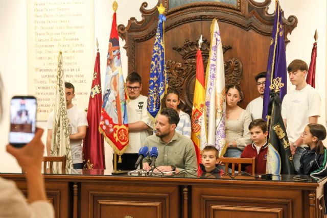 Cerca de un millar de jóvenes tomarán la calle Corredera de Lorca para desfilar en la Procesión del Papel - 3, Foto 3
