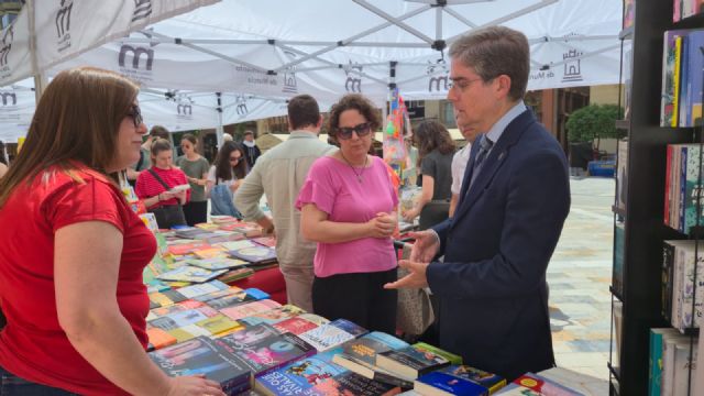 El Ayuntamiento destaca el éxito de la Feria de las Librerías como jornada final de 'Murcia de Cuento' y su impacto en la dinamización cultural y comercial - 2, Foto 2